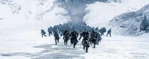 Jon Snow joutuu joukkoineen heikoille jäille Muurin pohjoispuolella. Jon Snow johdattaa joukkoja Muurin pohjoispuolella.