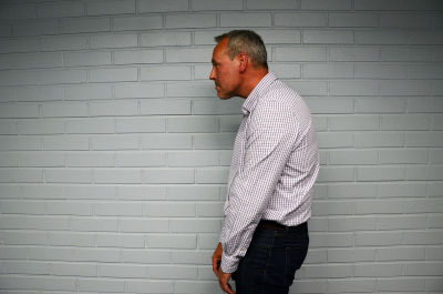 Johan Slotte visar hur du inte ska stå: Luta inte hakan framåt.