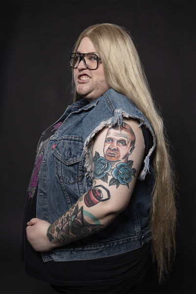 Iida Kiiverin olkavarressa on Tonnin seteli -ilme -tatuointi