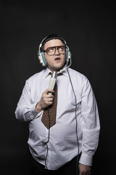 Antti Melkko pukeutuneena Kummeli-hahmo Mauno Ahoseksi