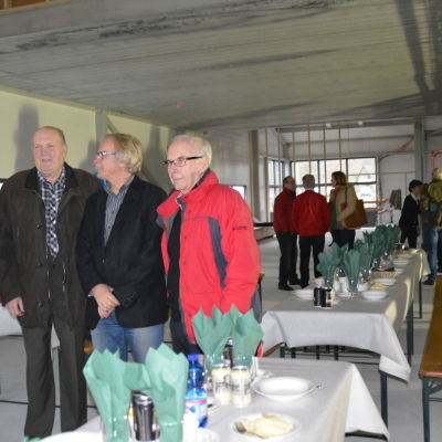 Rabbe Dahlqvist, fullmäktigeledamot i Sjundeå, långvariga politikern Jarmo Paasikivi, Sjundeås tidigare kommundirektör Henrik Sandström och Frey Karlsson, deltog aktivt i planeringen av allaktivitetshallen i början, deltog i taklagsfesten.