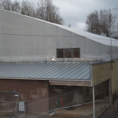 Man ser den gamla bollhallen i Sjundeå från andra våningen i den nya allaktivitetshallen.