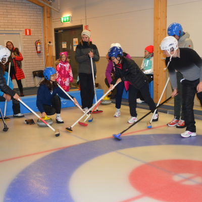 Kinesiska gäster spelar curling i Kisakallio i Lojo.