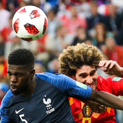 Frankrikes Samuel Umtiti vinner nickduellen mot belgiska mittfältaren Marouane Fellaini och för upp Frankrike i ledningen i VM-semifinalen. 