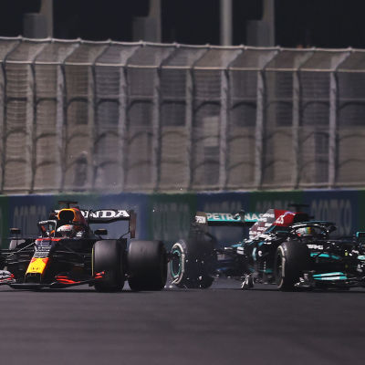 Lewis Hamilton törmää Max Verstappeniin.