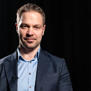 Jukka Parkkola, avtalschef vid närvårdarnas fackförbund Super, har tagit strid för två filippinska sjukskötare som får lön som vårdbiträden trots att de har finländsk närvårdarutbildning. Närvårdarnas fackförbund Super har tagit strid för två filippinska sjukskötare som får lön som vårdbiträden trots att de har finländsk närvårdarutbildning.