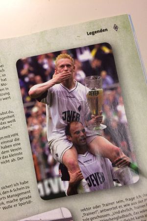 Mikael Forssells avsked från Mönchengladbach. Bilden är ur medlemstidningen Fohlenechos serie Legendarer. Mikael Forssell på Igor Demos axlar efter sista matchen för Borussia Mönchengladbach