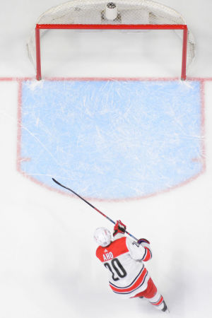 Sebastian Aho gör sitt 30:e mål för säsongen. Sebastian Aho gör sitt 30:e mål för säsongen.
