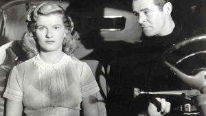 Kino Klassikko: Ristiaallokko. Nainen ja mies istuvat autossa mustavalkeassa kuvassa.