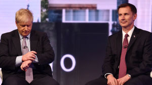 I den sista kvalomgången fick Johnson 151 parlamentsledamöters stöd, utmanaren Hunt bara 77. Boris Johnson och Jeremy Hunt