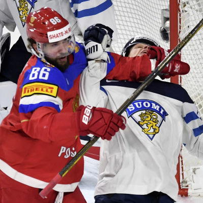 Nikita Kutserov och Julius Honka i närkamp under ishockey-VM 2017