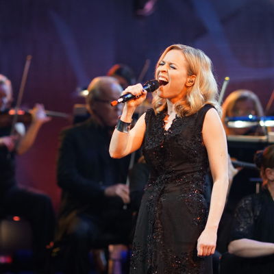 Paula Vesala laulaa kappaleen paratiisi Sinun tarinasi - Yle 90 -juhlalähetyksessä Musiikkitalossa 10.9.2016.