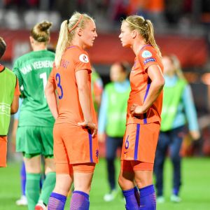 Dekker och van der Gragt diskuterar. Anouk Dekker och Stephanie van der Gragt diskuterar.