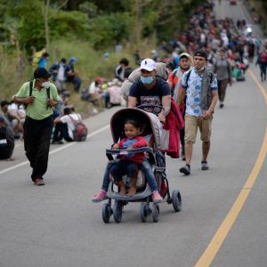 Honduranska migranter som lyckades ta sig över gränsen till Guatemala på lördagen. I karavanen finns många barnfamiljer. 