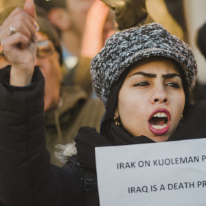 ung kvinna med skylt Iraq is a detah project