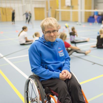 Tuomo Himanka istuu pyörätuolissa