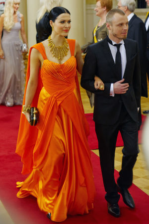Jenni Vartiainens utstyrsel på slottsbalen 2011. Jenni Vartiainen och Jukka Immonen på Sjävständighetsmottagningen 2011