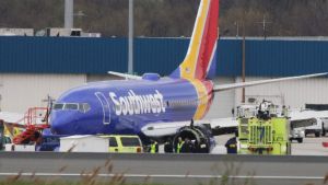 Det saknade fönstret syns på flygplanet efter nödlandningen på den internationella flygplatsen i Philadelphia. Det saknade fönstret syns på flygplanet efter nödlandningen på den internationella flygplatsen i Philadelphia.