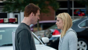 De första säsongerna av Homeland skildrar en invecklad katt-och-råtta-lek mellan agenten Carrie Mathison (Claire Danes) och marinkårsofficeren Nicholas Brody (Damian Lewis) Man och kvinna framför en polisbil på gatan.