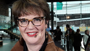 Prästen och journalisten Lisa Enckell har jobbat som sjukhusteolog, missionär och de senaste tio åren som journalist. Silmälasipäinen toimittaja Lisa Enckell Musiikkitalossa Helsingissä