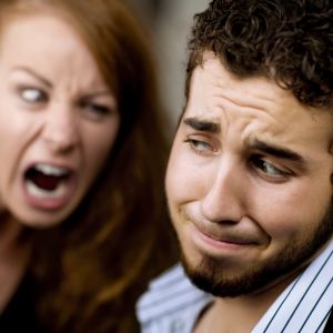 Berusad kvinna skriker åt man som ser illa berörd ut
