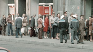 Jonotusta neuvosto-Virossa. Jonotusta neuvosto-Virossa. Kuva dokumenttielokuvasta Neuvostoliiton ainoa mainostoimisto.