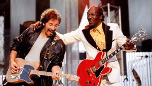 Bruce Springsteen ja Chuck Berry lavalla kitarat kädessä. Kuva dokumentista Chuck Berry: Brown Eyed Handsome Man.