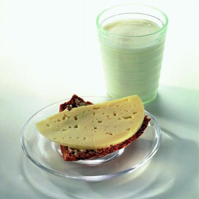 En ostsmörgås och ett glas mjölk