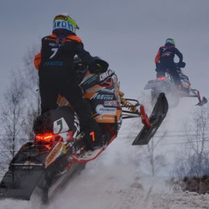 Emil Hertén siktar högt. Emil Hertén hoppar högt på banan med sin snöskoter.