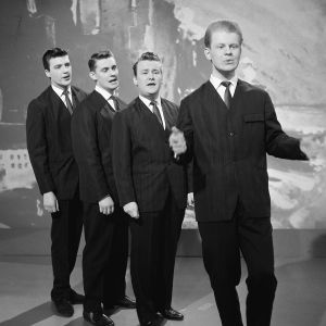 Laulukvartetti Four Cats esiintyy Iskelmäkarusellissa. Pentti Lasanen, Kai Ruohonen, Esa Laukka, Kai Lind.