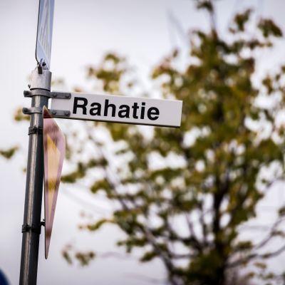 Kadun nimikyltti "Rahatie" Kalajoen taajamassa.
