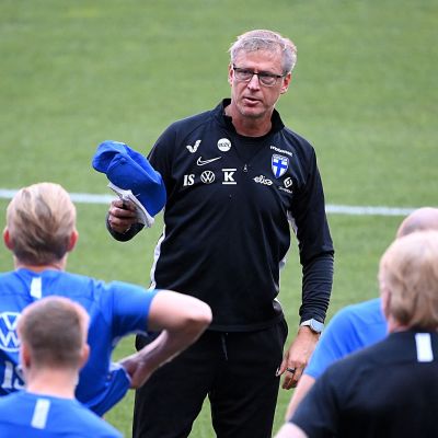 Markku Kanerva insturerar spelare.