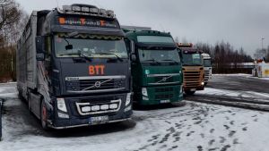 De litauiska långtradarna fick köra iväg tomma från Karleby. Bilar i Karleby som väntar på att bli lastade med blåräv för transport till Kina.