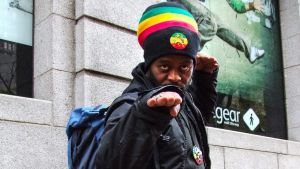 Reggae-artisti Teba Shumba Kapkaupungissa. Shumba luonnehti itseään Azanian ääneksi. Reggaeartisti Teba Shumba kuvattuna Kapkaupungissa.