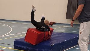 Luukas Korhonen tacklar på ett träningspass för Lions juniorer. Luukas Korhonen gör en övning som Marko Vartiainen övervakar.