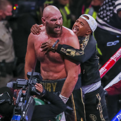 Tyson Fury jublar efter segern över Deontay Wilder.