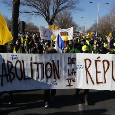 Gula västarna demonstrerar i Frankrike