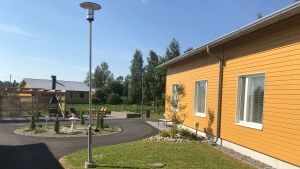 På innergården vid Attendos servicehem kan det bli hett när solen gassar på. På innergården vid Attendos servicehem kan det bli hett när solen gassar på