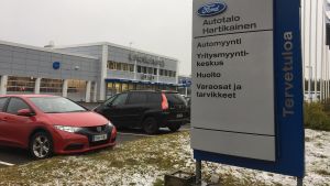 Autokauppa ja siitä kertova kyltti. 