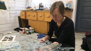 Pia Rousku arbetar också med material som glas och keramik. Pia Rousku förevisar ett konstverk i glas