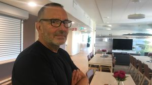 Teamledare Harry Holmberg vid Haga serviceboende i Nykarleby. Teamledare Harry Holmberg vid Haga serviceboende i Nykarleby