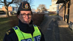 Polisen Åsa Willsund bekräftar att det rör sig om en sprängladdning. Polisen Åsa Willsund står framför ett avspärrat område.