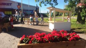 Blommor planterades och det placerade ut bänkar och bord framför sparbankshuset i Sjundeå. Sjundeåborna hade talko för att piffa upp centrum.