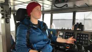 Linda Johansson får praktik för sin utbildning ombord på M/S Roope. Linda Johansson styr M/S Roope