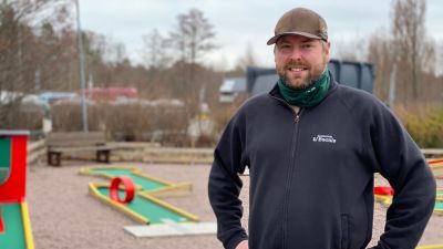 Man vid en minigolfbana.