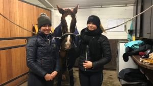 Anna von Wendt tränar Danny och Bertta Timmerbacka. Anna von Wendt och Bertta Timmerbacka med hästen Danny mellan sig