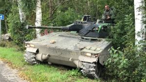 Svensk stridsvagn väntar på att de amerikanska attackhelikoptrarna ska börja synas. Svenskt militärfordon