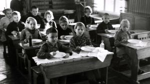 Lapsia kouluruokailussa, Luhanka, n. vuonna 1940.