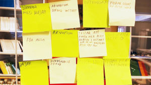 Små och stora idéer - allt är välkomna i idéstadiet. post it lappar med idéer på glasvägg.