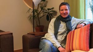 Camilla Riska har alltid varit en vän av ordning och reda. Förutom socialarbetare, ingenjör och vildmarksguide kan hon nu titulera sig professionell organisatör. Camilla Riska i soffan.